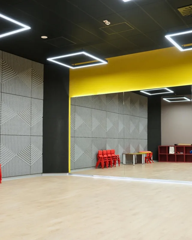 Art Academy, sanatın farklı disiplinlerinin bir araya geldiği; öğrenmenin, üretmenin ve paylaşmanın aynı çatı altında buluştuğu bir alan.