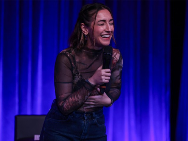Özge Özel Stand Up