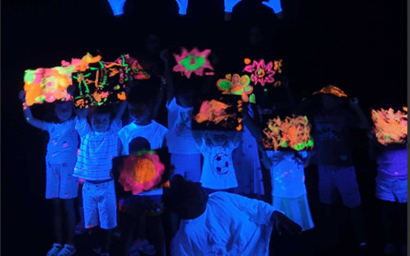 Neon Maske Yapımı ve Blacklight Performans Atölyesi